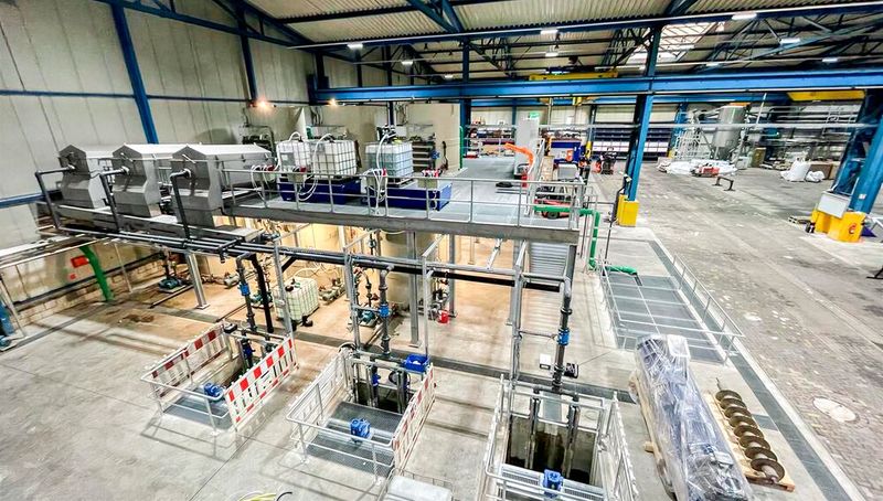 ... Die angelieferten Folienballen werden dafür geschreddert, gewaschen, getrocknet und schließlich extrudiert, wobei das Extrudat zu Granulat zerkleinert wird, dass man wieder spritzgießen oder extrudieren kann. (Bild: Technotrans)