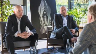 Holger Merz (links) und Harald Keller im Gespräch mit »AI«-Chefredakteur Claus-Peter Köth. (Bild: EDAG)
