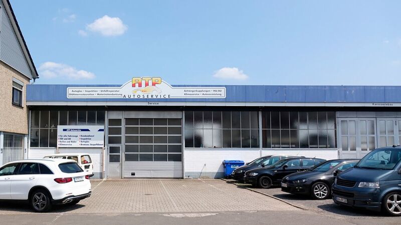 Der Betrieb bietet Mechanik- und Karosseriereparaturen an allen Fahrzeugen an. (Rosenow, Schreiner/»kfz-betrieb«)
