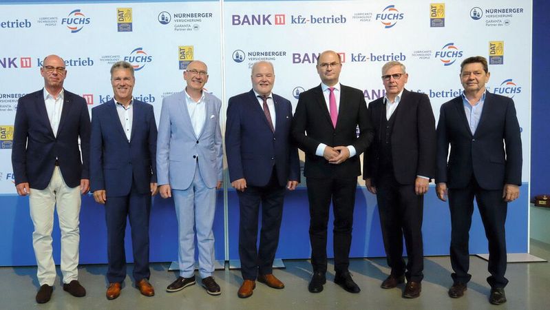Gruppenbild mit dem Ehrengast, Staatsminister Albert Für- acker (3. v. r.), zusammen mit Präsident und Landesinnungsmeister Albert Vetterl (4. v. r.) und Mitgliedern des Vorstands des Kfz-Gewerbes Bayern(Bild:  Zietz - VCG)