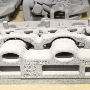 3D-gedruckter, anorganischer Kern für den Zylinderkopf des B48-Motors.(Bild:  Loramendi)