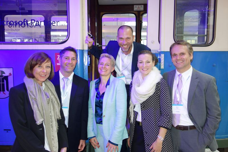 Annette Weil, Tech Data mit dem charmanten Microsoft Team . (Bild: IT-BUSINESS)