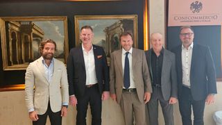 Der Vorstand des AECDR: (v. l.) Präsident Gerardo Pérez (Faconauto Spanien), Christian Hegel (ZDK), Massimo Artusi (GACIE IVECO), Andrea Cappella (Federauto Italien), Peter Byrdal (EVCDA Volvo)
 
 (Bild: AECDR)