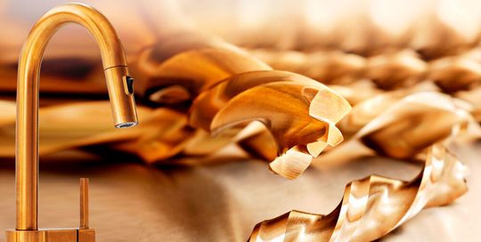 Eine Dünnfilmbeschichtung dient bei Werkzeugen als Verschleißschutz. Im dekorativen Bereich werden Metall- und Kunststoffteile beschichtet, um ihre Haltbarkeit zu verbessern, sie vor Reibung zu schützen oder die Optik aufzuwerten.(Bild:  Pfeiffer Vacuum GmbH)