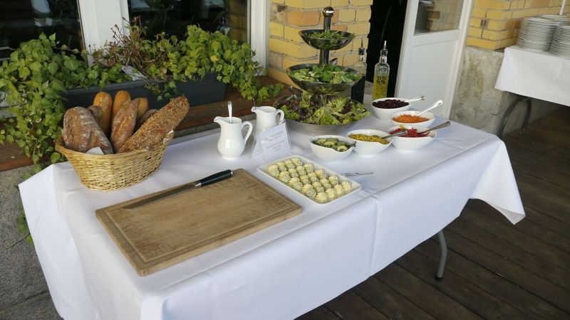 Passend zu den sommerlichen Temperaturen lud das Salatbuffet zum leichten Genuss ein. (Bild: Ferrari Electronic)