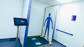 Der QPS201 wird als zusätzlicher Kontrollschritt eingesetzt, um zu überprüfen, ob in Gewahrsam genommene Personen verbotene Gegenstände verbergen. (Bild: Rohde & Schwarz)