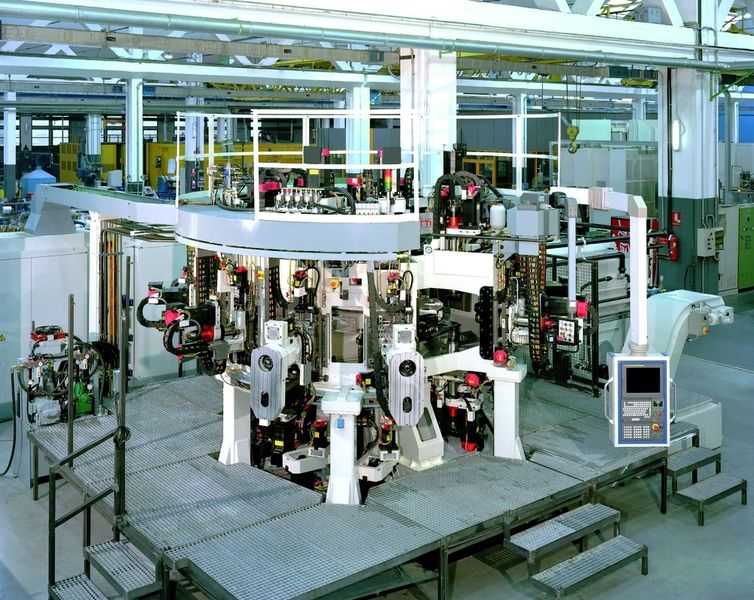 Bild 1: In dieser Anlage müssen 86 Achsen und 33 Hochgeschwindigkeits-Spindeln gesteuert werden. (Archiv: Vogel Business Media)