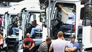 Die IAA Nutzfahrzeuge lebt vom persönlichen Austausch. Deshalb sagte der VDA die Messe für 2020 ab. (Bild: Lars Kaletta/Joachim Sielski)