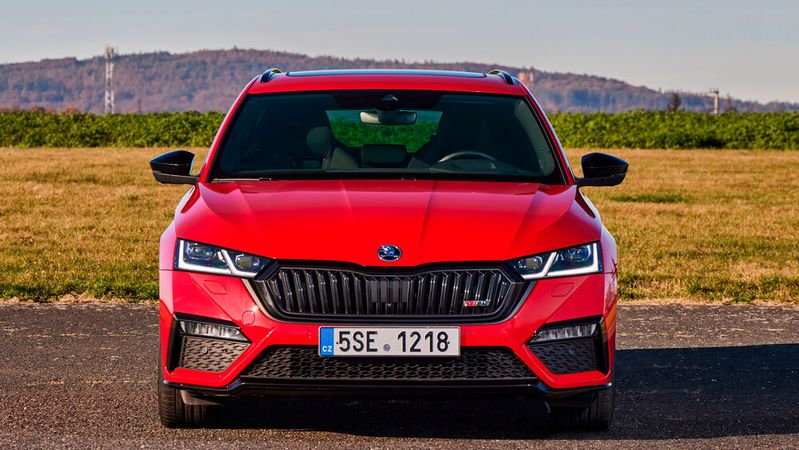 So bescheiden sich der RS optisch gibt, stellt er, einmal von der Leine gelassen, sein Sportlerherz unter Beweis.(Bild:  Skoda)