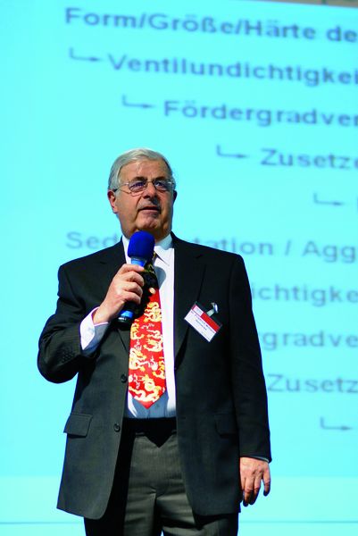 Souverän führte Dr.-Ing. Friedrich Wilhelm Hennecke als Moderator durch das Seminar: „Wir untersuchen nicht, was man mit einer bestimmten Pumpe fördern kann. Wir gehen vom Betreiber, der Aufgabenstellung und vom Medium aus – und suchen dafür nach geeigneten Lösungen.“ (Archiv: Vogel Business Media)