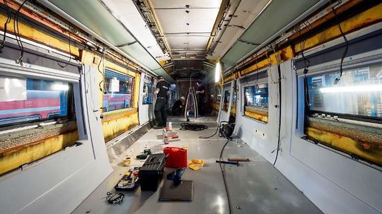 Wer hätte das nach all den Berichten der letzten Zeit gedacht? Der Industrie scheint es wieder etwas besser zu gehen, wie Analysten sagen. Vor allem Großaufträge im allgemeinen Fahrzeugbau (wie Schienenfahrzeuge, Flugzeuge und Militärvehikel) stützen die Wirtschaft, heißt es.(Bild:  Bahn)