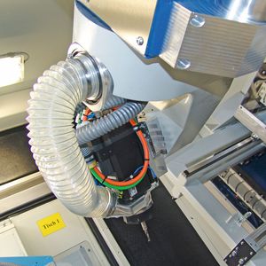 Um Carbonstaub und -späne sicher und sofort dort zu beseitigen, wo sie entstehen, hat Grimme ein Bürstenabsaugsystem direkt am Fräskopf platziert.