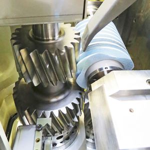 Wälzschleifen eines Zahnrades mit Störkontur, in diesem Beispiel ein benachbartes Zahnrad.