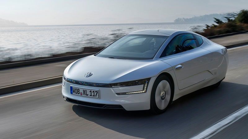 Mit dem XL1 stellte VW zwischen 2013 und 2016 ein teures und minimalistisches Fahrzeug auf die Räder. Es verbrauchte nur rund einen Liter Diesel auf 100 Kilometer. Nur 200 Exemplare entstanden, alle waren schon vorher verkauft. (Bild: Volkswagen)