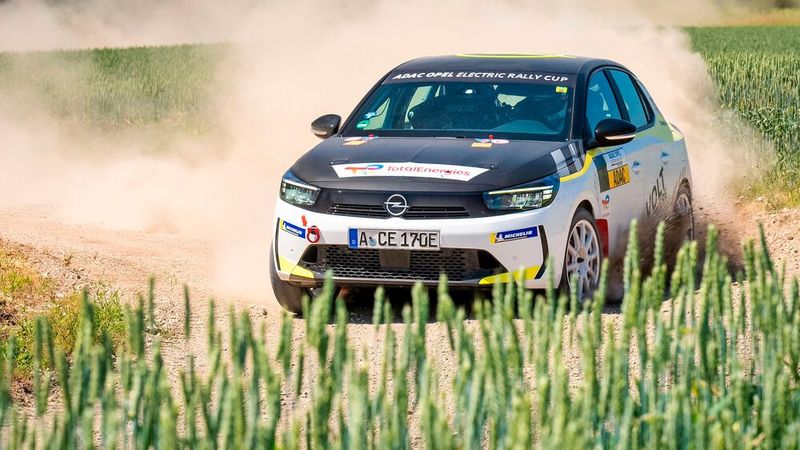 Schotter, Sand und Schmutz gehören auch bei dieser Rallye dazu. (Bild: Opel)