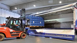 17 Auslieferfahrzeuge übernehmen die Direkt­belieferung der Gastronomie und des Getränkehandels. (Bild: IGZ)