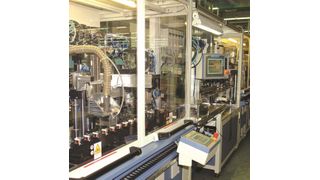 Bild 1: Diese Produktionslinie für Schütze arbeitet größtenteils automatisch und ist aus einzelnen Funktionsmodulen aufgebaut. Jedes dieser Module hat eine eigene Steuerung und ein zugeordnetes modulares Sicherheitssystem. (Bild: Siemens)