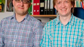 Haben einen Trick entwickelt, um die komplizierte Physik in Atomkernen berechenbar zu machen: Prof. Dr. Evgeny Epelbaum (links) und Dr. Hermann Krebs. (RUB, Marquard)