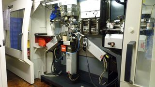 Ein Beispiel auf dem Weg zu „Industrie 4.0“ ist eine von der Firma Weidmüller in Kooperation mit den Universitäten Paderborn und Bielefeld sowie dem Fraunhofer Institut für Produktionstechnologie in Paderborn entwickelte Lösung für die Selbstoptimierung von Stanz-Biege-Maschinen, mit der Unregelmäßigkeiten im Produktionsprozess eigenständig korrigiert werden sollen. (Weidmüller)