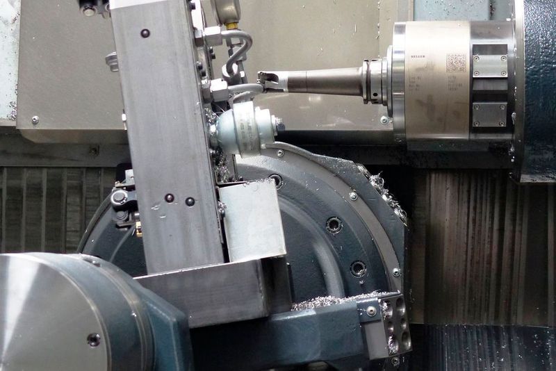 Gegenüber aktuell vergleichbarer Konzepte hatte man in das zusätzliche Gegenlager bei der direkt angetriebenen AB-Achse des Bearbeitungszentrums HF 3500 von Heller mehr Vertrauen.  (Heller)