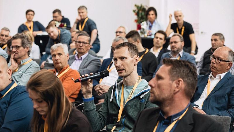 Seine Frage beantworten die Teilnehmer in angeregter Diskussion quasi selbst. (Bild: Stefan Bausewein)