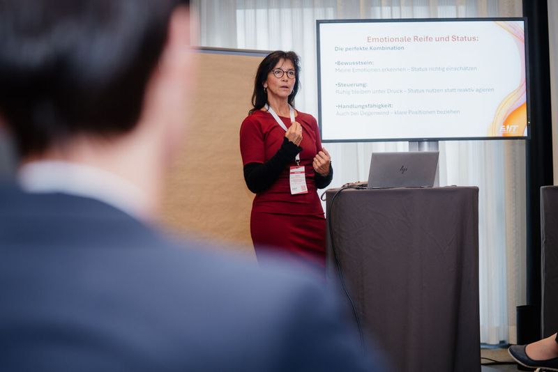 Die Teilnehmerinnen wurden nicht nur inhaltlich abgeholt, sondern auch emotional: Carola Heilemann-Jeschke verdeutlichte in ihrem Workshop, wie Veränderung im Herzen beginnt – und wie emotionale Reife als Schlüssel zum Mut dient. (Bild: Manuell Emme Fotografie)