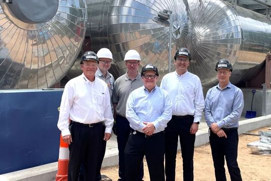 Offizielle Inbetriebnahme der erweiterten Linie für Formmassen in Wallingford durch: Thom Hemler (Global Segment Director Medical), Ryan Putnam (Engineering and Maintenance Manager), Brian Lathrop (Manufacturing Manager), Thomas Spagnuolo (Vice President Molding Compounds), Siamak Djafarian (Senior Vice President und Leiter des Geschäftsbereichs Molding Compounds) und Drew Scott (Vice President Production) (v. l. n. r.). (Bild:  Röhm)