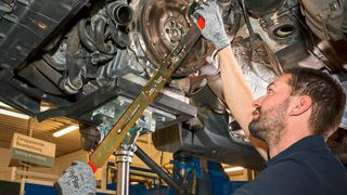 Mit einem Spezialwerkzeug kann der Monteur bei einer Kupplungsreparatur das Zweimassenschwungrad prüfen.  (Bild: www.augustin-fotografie.de)