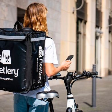 Die Same-Day-Delivery-Lieferplattform Fleetlery übernimmt alles, was in einen Lieferrucksack passt – mit mittlerweile über 4.000 Kurieren in über 50 deutschen Städten. (Bild: Fleetlery/Moritz Staudte)