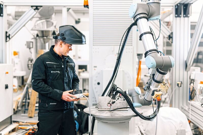 Ein Team aus Mensch und Roboter schafft kundenindividuelle, effiziente Schweißlösungen. (Fraunhofer-IEM)