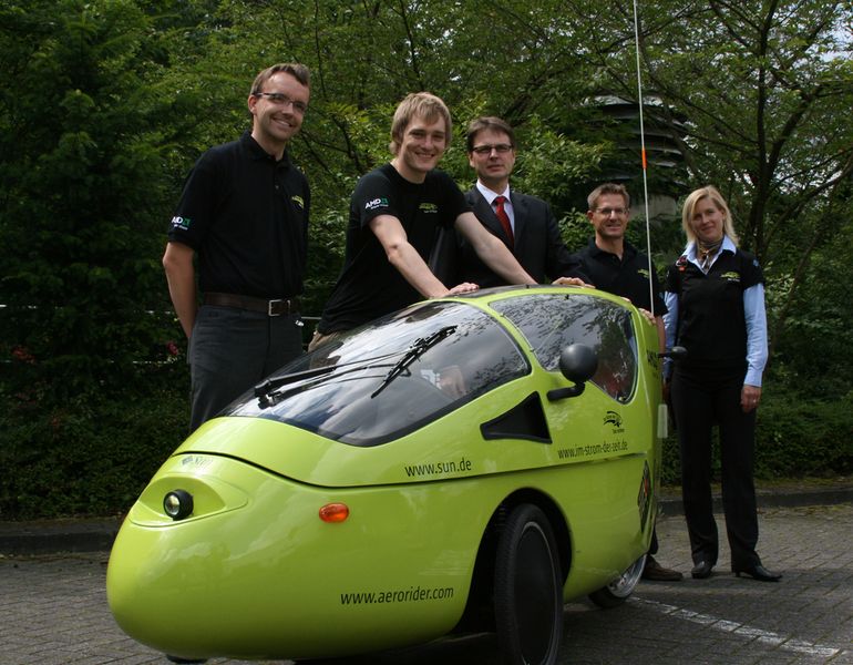 Zwischenstopp bei Weidmüller Interface in Detmold. V.l.n.r.: Rolf Kersten (Product Marketing Manager Sun Microsystems), Fahrer Martin Müller, Ralf Hoppe (Geschäftsführer Weidmüller), Harald Gessner (PR Manager Sun Microcsystems), Rebecca Hickl-Fiedler (PR Beratung essential Media). (Archiv: Vogel Business Media)