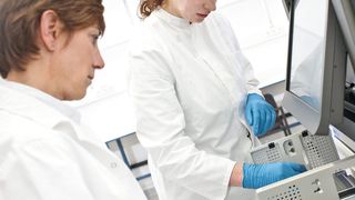 Der neue Sequenzierer am DSMZ kann im Schnitt mehr als 3.100 Basen ununterbrochen lesen und eine komplexe, mikrobielle Genomsequenzierung in einem Tag abschließen, die zuvor eine Woche oder länger dauerte.  (Bild: DSMZ/ Marek Kruszewski)