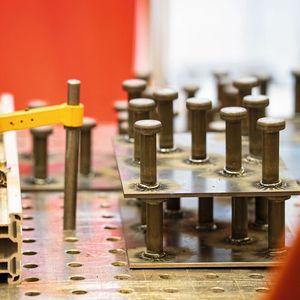 Vorbereitung der Versuche. Am Fachgebiet Fertigungstechnik an der TU Ilmenau entstanden Audioaufnahmen von Bolzenschweißprozessen für das spätere KI-Training.(Bild:  Fraunhofer IDMT)