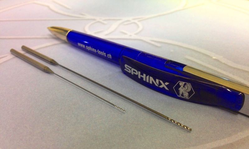 Fünfmal schneller als erodieren: Prozesssicher bohren die beschichteten VHM-Mikro-Tieflochbohrer Startlöcher bis 80 x D Bohrtiefe in Formplatten aus hochfesten, legierten Werkzeugstählen. (Sphinx)