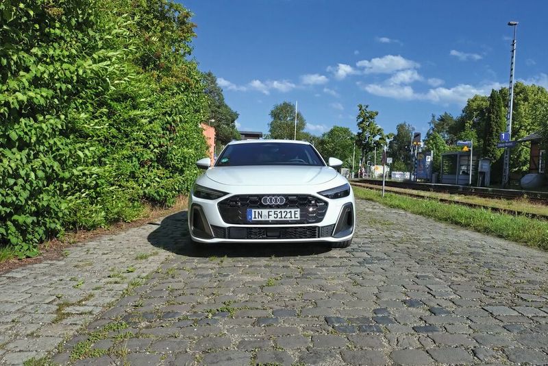 Gewohnt üppig fallen bei Audi die Preise für zusätzliche Ausstattung aus: mit wenigen Klicks ist man bei einem Neuwagenpreis von über 80.000 Euro. (Bild: Sven Prawitz/Vogel Communications Group)