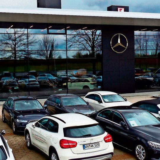 In Fellbach steht derzeit das modernste Mercedes-Autohaus Deutschlands.(Bild:  Autohaus Kloz)