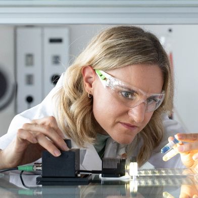 Lea Oberhänsli bada nowo opracowany przez Empa materiał przeznaczony do „inteligentnych” opatrunków na rany. Różnorodne testy laboratoryjne wykazały, że sterowane światłem uwalnianie substancji czynnej z tego materiału działa prawidłowo. (Zdjęcie:Empa)