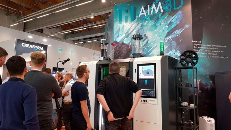 AIM3D führt den Granulatdrucker ExAM 510 ein. Der Multimaterialdrucker kann bis zu drei Werkstoffe parallel aufbauen. Sein Composite Extrusion Modeling (CEM-Verfahren) kombiniert den Metallspritzguss, den Keramikspritzguss und den eigentlichen Spritzguss mit dem FDM-Verfahren. Hochleistungswerkstoffe wie PEEK, PEI, PSU, PPS – mit und ohne Faserfüllung – können mit einer Aufbaugeschwindigkeit von bis zu 250 cm³/h (bei Verwendung einer 0,4 mm Düse) verarbeitet werden ... (Bild: D.Quitter / VCG)
