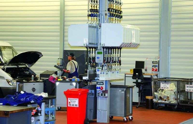 Je zwei Werkstattarbeitsplätze werden zentral mit den notwendigen Betriebsstoffen versorgt. (Archiv: Vogel Business Media)