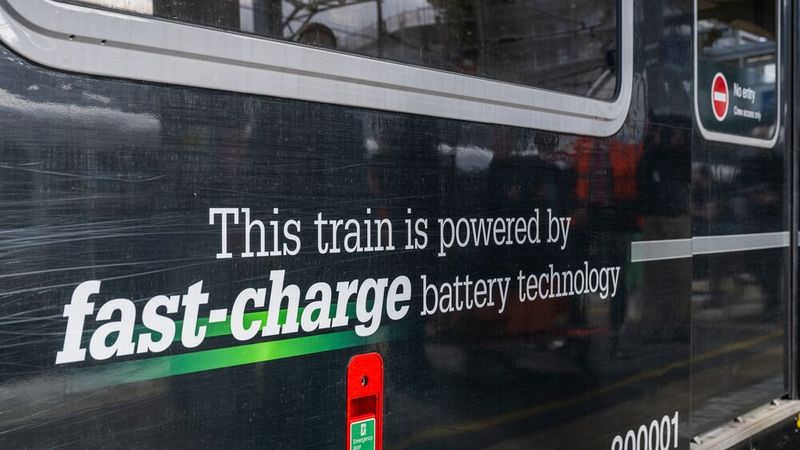 Kann in 210 Sekunden für eine Hin- und Rückfahrt auf der Greenford-Nebenbahn nachgeladen werden: der 230001 der GWR. (Bild:  Jack Boskett Media | GWR)