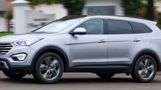 Schiere Größe: der Hyundai Grand Santa Fe ist größer als ein VW Touareg. (Foto: Hyundai)