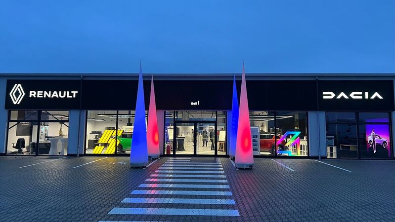 Das Autohaus Beil hat in Heuchelheim den neuen Markenauftritt von Renault und Dacia umgesetzt.(Bild:  Autohaus Beil)