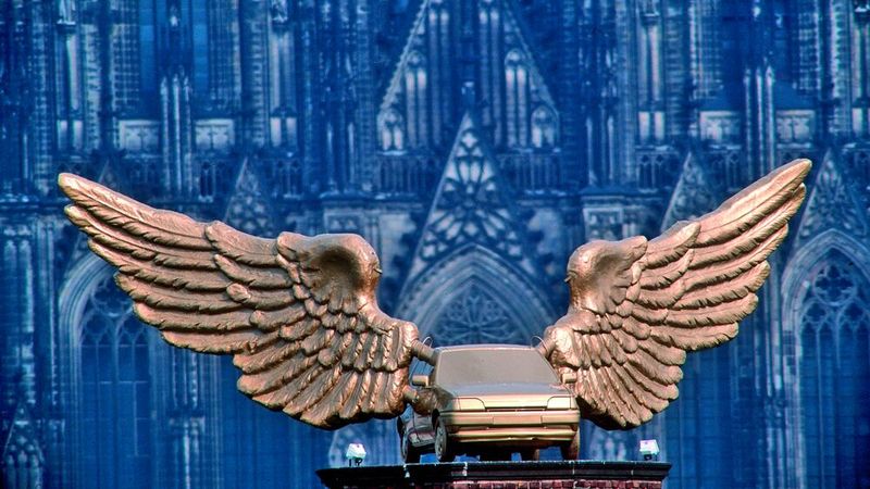 Goldener Vogel: Aktionskünstler HA Schult schuf den Fiesta mit Flügeln, der auf dem Kölner Stadtmuseum zu einem Wahrzeichen der Domstadt avancierte. Er war Teil von „Fetisch Auto“, einer zweiwöchigen Kunstaktion im April 1989, bei der neue Exemplare des Ford Fiesta an verschiedenen Orten Kölns künstlerisch verfremdet in Szene gesetzt wurden. HA Schult und Elke Koska versprachen ein „Ereignis-Puzzle aus elf dramatischen Bild-Tableaus“ Das Sponsoring der Fahrzeuge und weitere Kosten übernahmen die Fordwerke in Köln anlässlich ihres 60-jährigen Standortjubiläums.  (Bild: Ford AG)