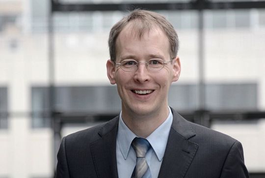 Dr. Edgar Willenborg vom ILT erklärt zum Projekt Laseredge: „Wir tragen dabei kein Material ab – das Blech wird sogar an der veredelten Stelle um einige Mikrometer dicker.“(Bild:  Fraunhofer-ILT)