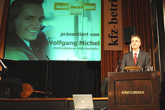 Schließlich wurde es ernst: Wolfgang Michel, Chefredakteur von »kfz-betrieb« schritt zur Preisverleihung. (Archiv: Vogel Business Media)