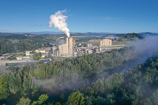 Um Treibhausgase zu reduzieren und Produktionskosten zu senken, setzt das Unternehmen zur Befeuerung des neuen Kalzinators nun vermehrt auf den Einsatz von alternativen Brennstoffen. Um Treibhausgase zu reduzieren und Produktionskosten zu senken, setzt das Unternehmen zur Befeuerung des neuen Kalzinators nun vermehrt auf den Einsatz von alternativen Brennstoffen.