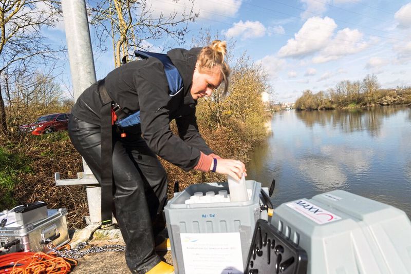 Dr. Annika Linkhorst bereitet im Yachthafen von Bad Friedrichshall den automatischen Probenehmer vor. 24 Flaschen sammeln Stunden-Mischproben. Die Proben werden später im Labor auf die Aktivitätskonzentration von Tritium analysiert. (Bild: M. Labadz, BfG)