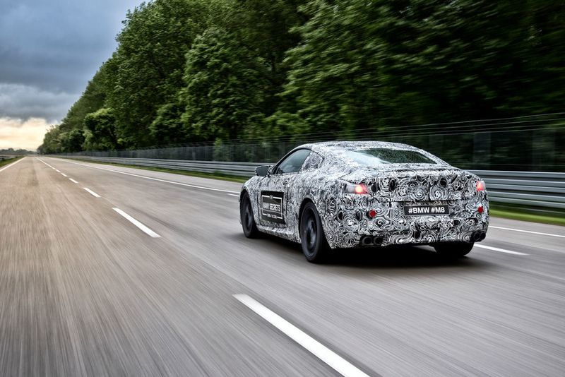 Das Aggregat wird mehr als 600 PS leisten, die je nach Fahrerwunsch auf alle vier Räder oder traditionell auf die Hinterachse gebracht werden. Für die Kraftübertragung sorgt eine Acht-Stufen-Automatik, die bei diesem Fahrzeug der M GmbH obligatorisch sein wird. (BMW/Bernhard Limberger)