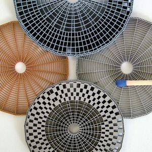 In der 3D-Siebdrucktechnologie lassen sich alle Materialien verarbeiten, die in Pulverform gebracht und mit einem temporären Additiv ausgestattet werden können, beispielsweise Kupfer (links), Siliciumcarbid (Mitte oben), Edelstahl (Mitte unten), Aluminium (rechts).