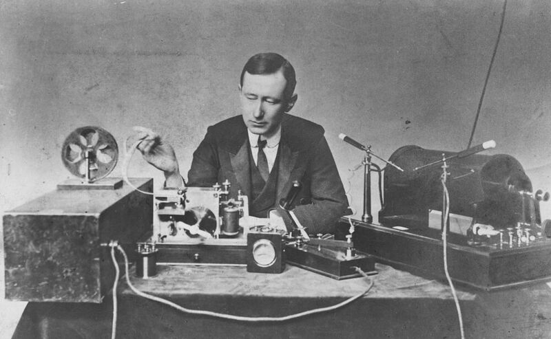  Im Bild: Marconi, mit (rechts) Sendeanlage und (links) dazu passendem Empfänger (1901).
